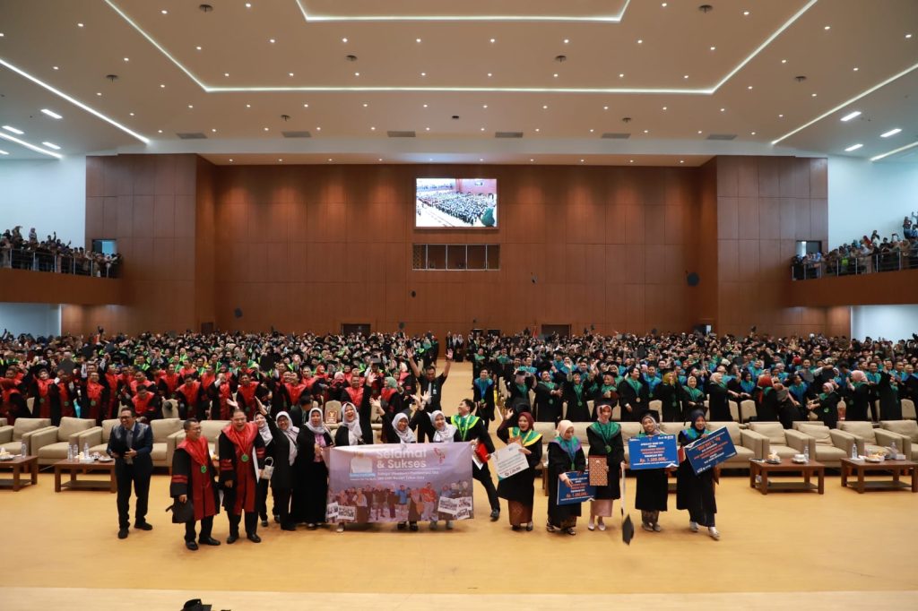 Anugerah Hasanuddin Muda di Berikan kepada Wisudawan dari Jurusan PBA pada Wisuda Sarjana XXXVII Anugerah Hasanuddin Muda di Berikan kepada Wisudawan dari Jurusan PBA pada Wisuda Sarjana XXXVII