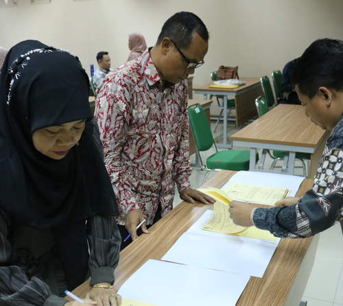 Wakil Dekan, Pimpinan Jurusan, Kepala Laboratorium pada FTK UIN SMH Banten Lakukan Penandatanganan Perjanjian Kerja dengan Dekan