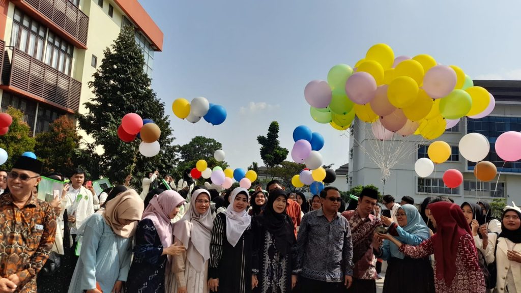 Balon-Balon Beterbangan Simbol Pelepasan Mahasiswa FTK di PLP Integratif 2024