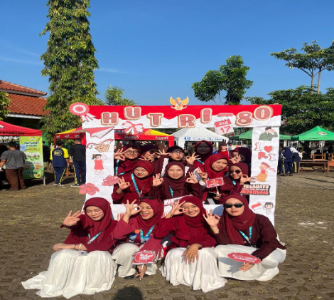 MAHASISWA PLP FAKULTAS TARBIYAH DAN KEGURUAN UIN BANTEN HADIRKAN PHOTOBOOTH KREATIF HUT RI KE-80 DI SMAN 3 SERANG MAHASISWA PLP FAKULTAS TARBIYAH DAN KEGURUAN UIN BANTEN HADIRKAN PHOTOBOOTH KREATIF HUT RI KE-80 DI SMAN 3 SERANG