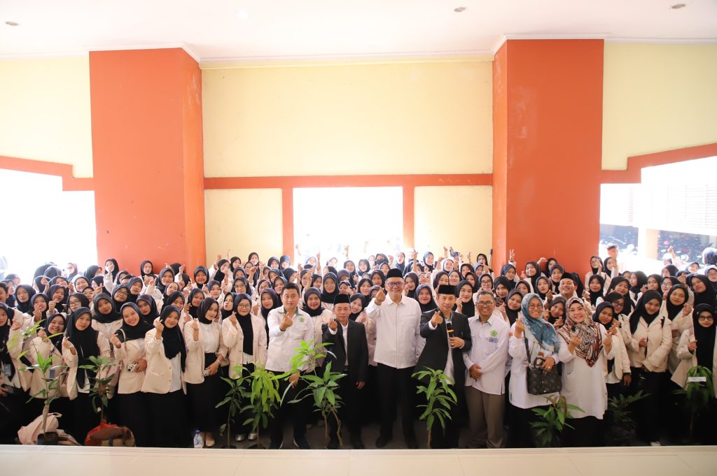Perkuat Kompetensi Calon Guru Profesional, FTIK Lepas Mahasiswa PLP Integratif dan Tanamkan Kepedulian Lingkungan